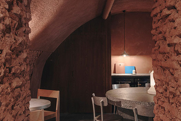 Plantea Estudio создает необычный уютный дизайн для бара Gota в Мадриде