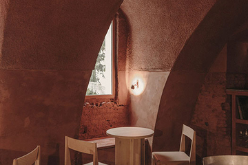 Plantea Estudio создает необычный уютный дизайн для бара Gota в Мадриде