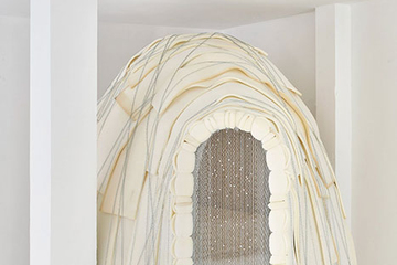 Зимняя спальня в форме иглу в ярко-белом помещении, спроектированная Takk