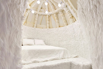 Зимняя спальня в форме иглу в ярко-белом помещении, спроектированная Takk