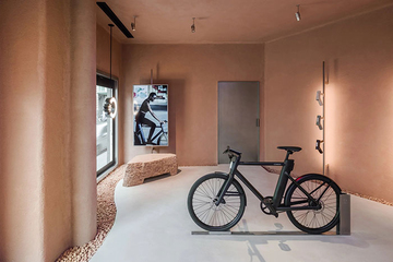 Дизайн магазина электронных велосипедов Cowboy в Париже от Ciguë