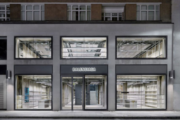 Эстетический дизайн бутика Баленсиага в виде сырой, незаконченной архитектуры