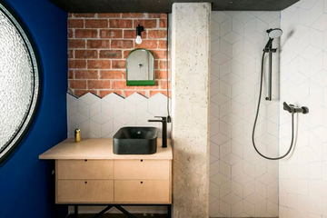 CumuloLimbo вставляет облицованный фанерой чердак в UpHouse в Мадриде