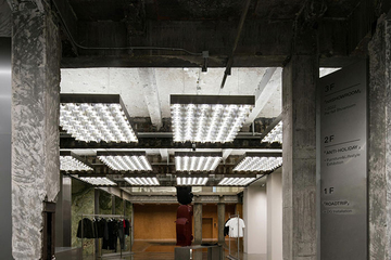 Светоотражающий бассейн в дизайне мультибрендового магазина моды в Шанхае 