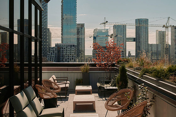 Зона отдыха в Evangeline на крыше отеля в Торонто