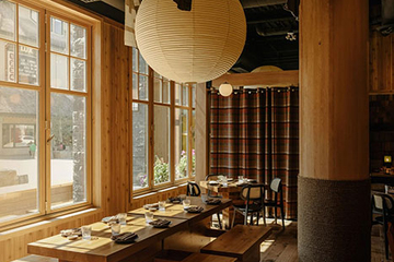 Японский ресторан Hello Sunshine в стиле хижины в Банфе