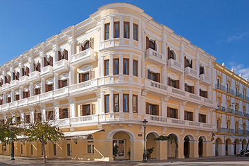 Капитальный ремонт отеля Montesol в Эйвиссе с обширным редизайном интерьеров