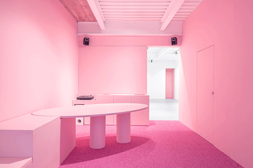 Golem создает розовый интерьер для галереи Superzoom
