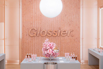 Магазин декоративной косметики Glossier в Лондоне