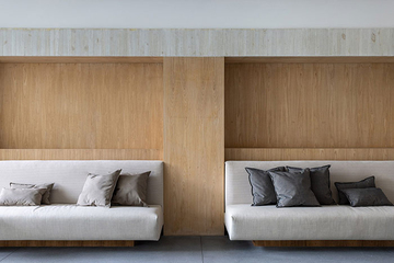 Дизайн жилого пространства с эклектичной винтажной мебелью от студии Pascali Semerdjian Arquitetos