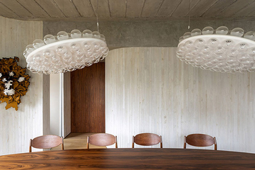 Дизайн жилого пространства с эклектичной винтажной мебелью от студии Pascali Semerdjian Arquitetos