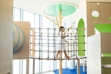 Сарит Шани Хэй спроектировала крытую детскую площадку в Тель-Авиве