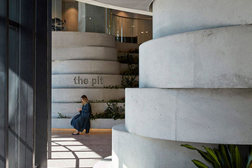 Дизайн офиса с каскадными растениями в центре города Брисбен от Cox Architecture