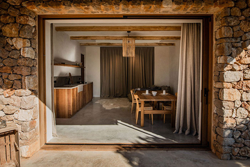 Дизайн дома для гостей в здании бывшей конюшни на Ибицы от Ibiza Interiors