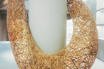 Скрученная бамбуковая инсталляция переплетается внутри Casa Loewe в Барселоне