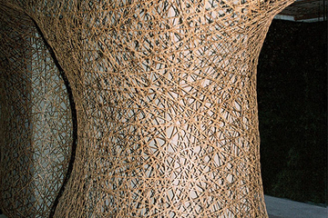 Скрученная бамбуковая инсталляция переплетается внутри Casa Loewe в Барселоне