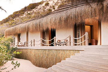 Бунгало отеля Kisawa Sanctuary среди песчаных дюн