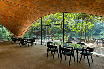 Ресторан Deva Dhare в Карнатаке с волнистой черепицей от Play Architecture